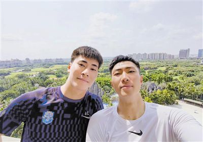 不过之后卡佩罗担任尤文主帅时执教过基耶利尼，卡佩罗接着说：“基耶利尼是个非凡的球员，多年来他一直在进步。